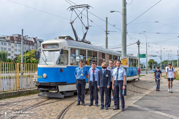 Nasi konduktorzy przy jednym z najbardziej charakterystycznych wrocławskich tramwajów - 102Na nr 2069 należącym do Klubu Sympatyków Transportu Miejskiego