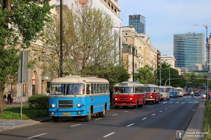 Dwa autobusy marki San - w wersji międzymiastowej oraz miejskiej.