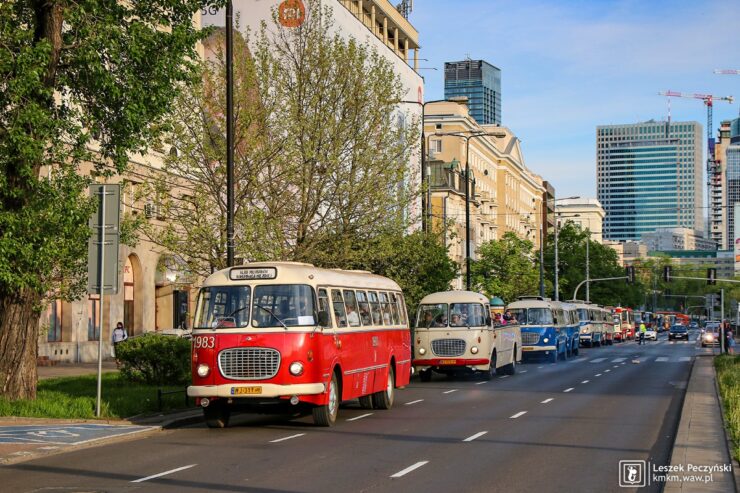 Jeden z najbardziej charakterystycznych polskich autobusów miejskich - czerwony jelcz ogórek