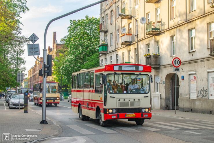 Typowy autobus pracowniczy w postaci jelcza 080 mnie ulicą Stalową