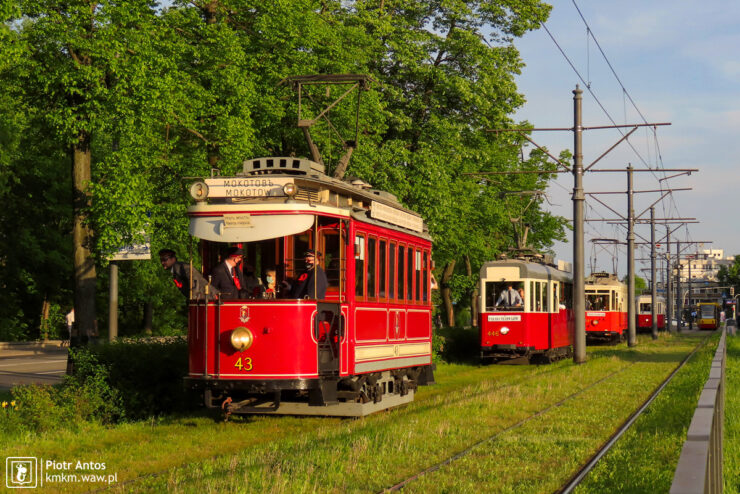 Czerwony wagon typu A na zielonym torowisku alei Zielenieckiej