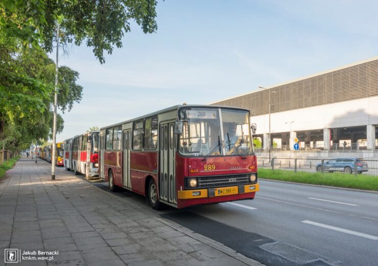 Autobusy podczas krótkiego postoju przy dw. Wileńskim