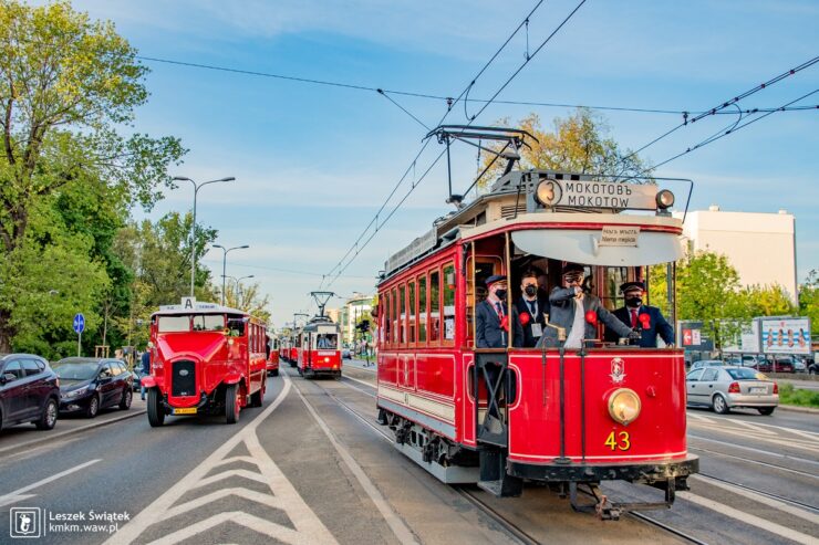 Najstarszy tramwaj i autobus mijają park Praski