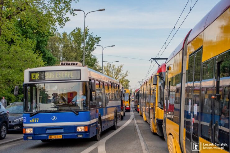 Niebieski krakowski jelcz M121MB w towarzystwie żółto-czerwonych tramwajów Swing