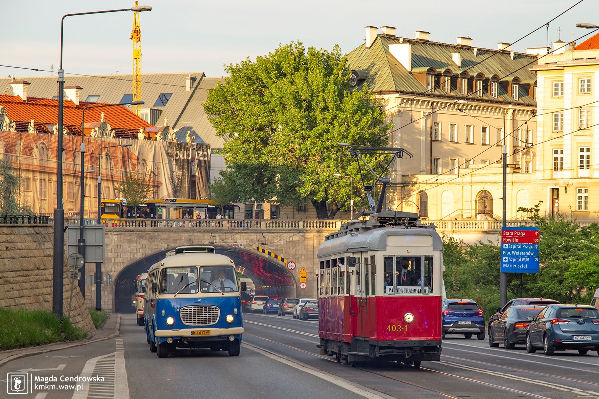 Czerwony tramwaj typu K i niebieski ogórek jak z PKS