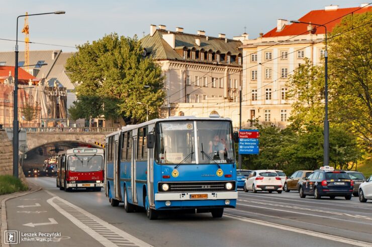 Przedostatnim autobusem w paradzie był niebieski Ikarus 280 stylizowany na autobus PKS Warszawa