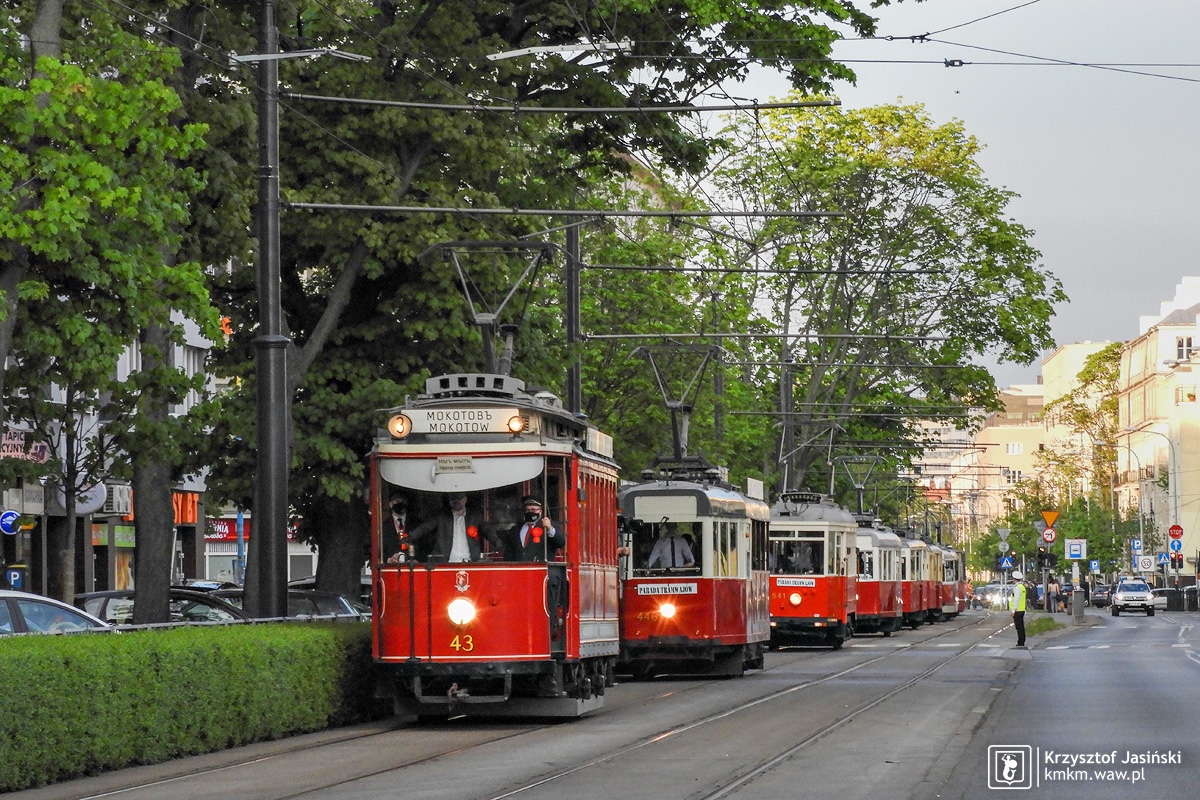 Parada tramwajów dojeżdża do końca trasy przy pl. Narutowicza