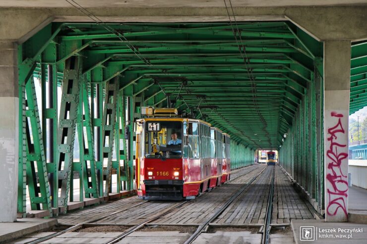 potrójny skład wagonów 105Na na moście Gdańskim