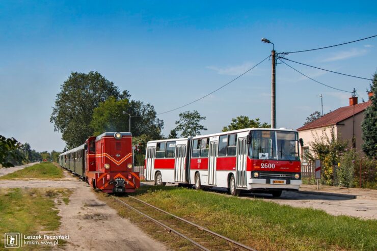 Ikarus 280 nr 2600 z pociągiem sochaczewskiej kolei wąskotorowej