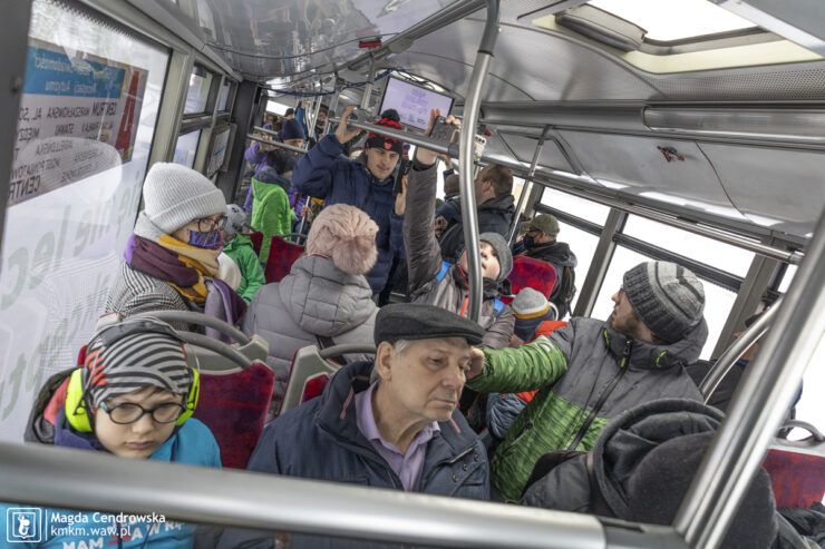 Pasażerowie wewnątrz autobusu linii A