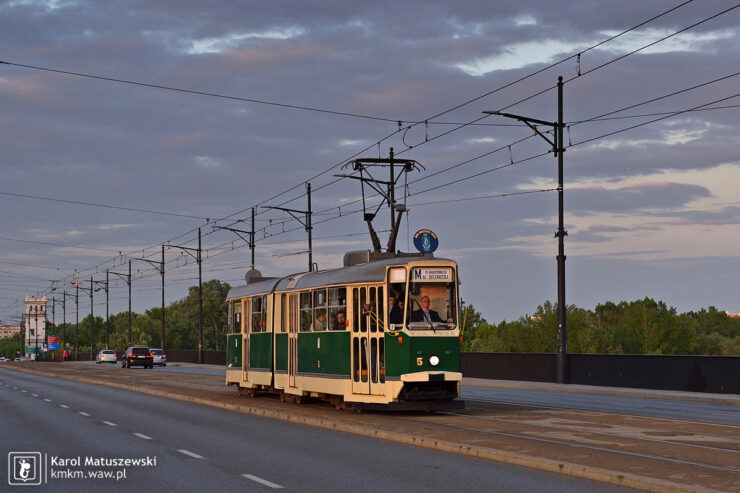 zielony wagon 102N mknie mostem Poniatowskiego jako linia M