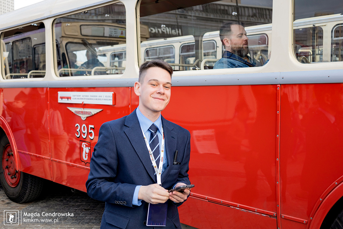 Daniel - jeden z konduktorów autobusowych