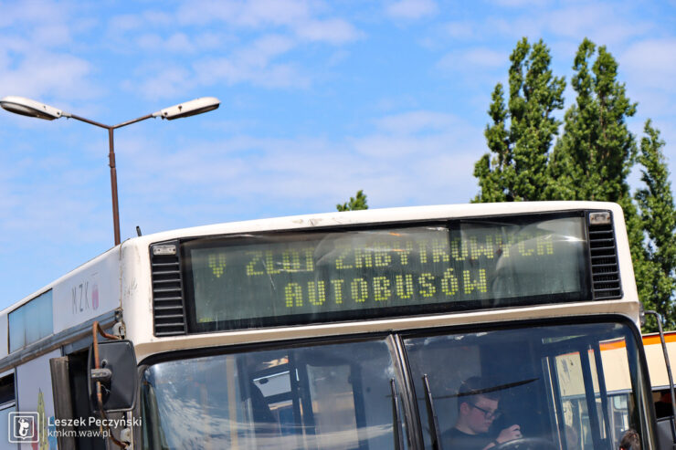Wyświetlacz z napisem "Piąty zlot zabytkowych autobusów"