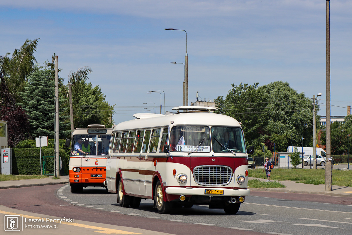Kremowo-brązowy jelcz ogórek podczas parady zabytkowych autobusów