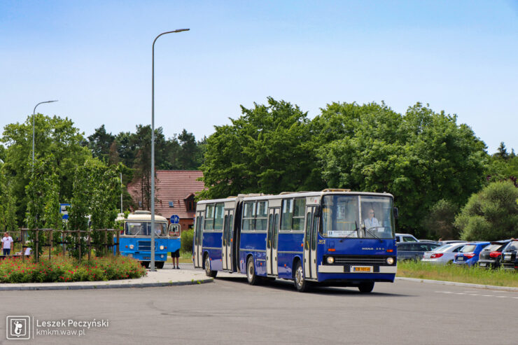 niebieski ikarus 280 podczas obsługi autobusowej linii B