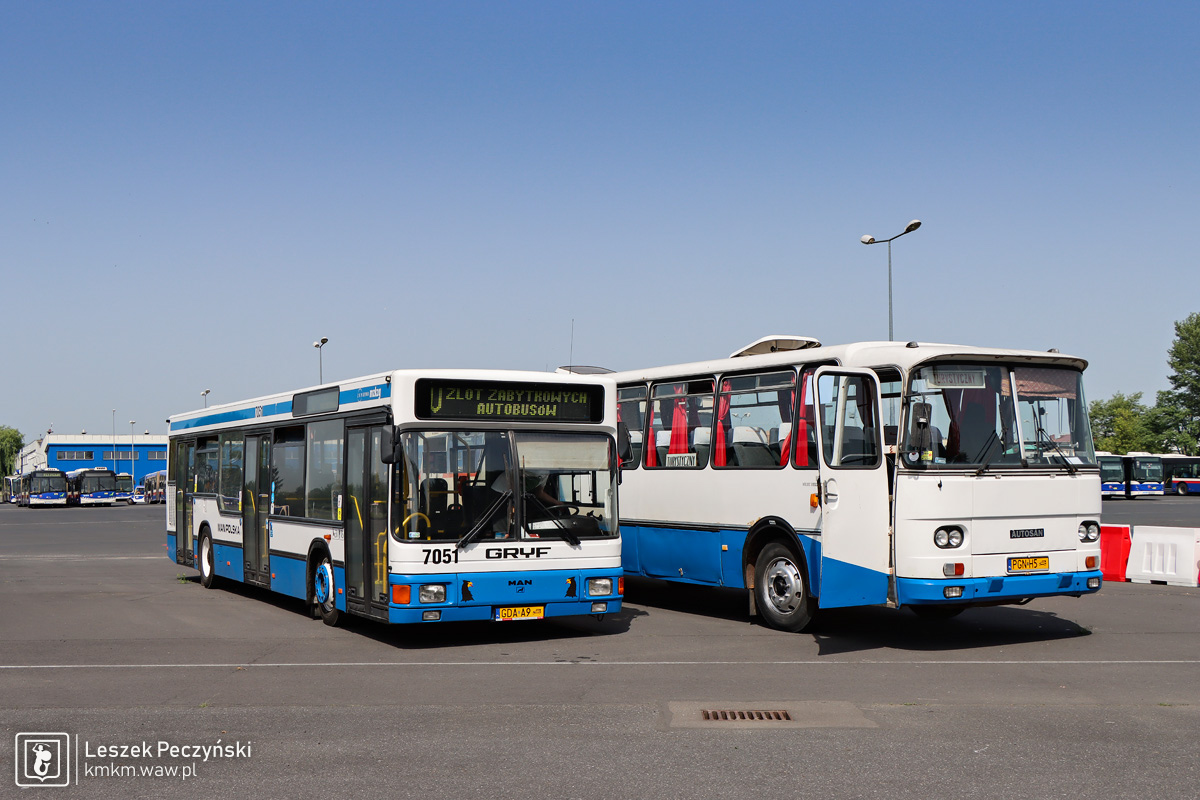 biało-niebieskie autobusy czekają powrotu do swoich miast