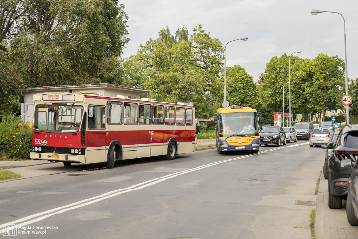 Jelcz PR110U nr 5299 w Oleśnicy z autobusem miejskim
