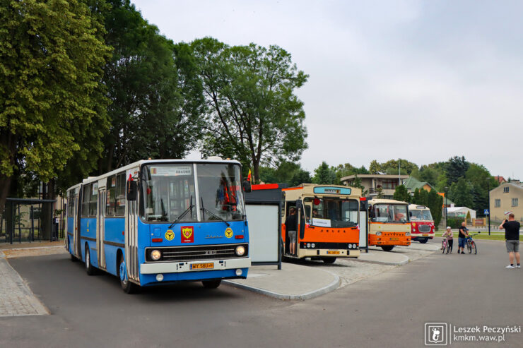 Autobusy w barwach PKS i nie tylko stojące na dworcu kraśnickiego centrum przesiadkowego