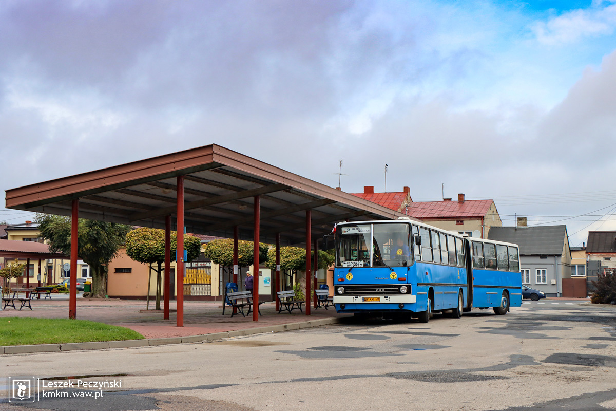 Niebieski Ikarus 280.02 na dworcu autobusowym w Nowym Mieście nad Pilicą