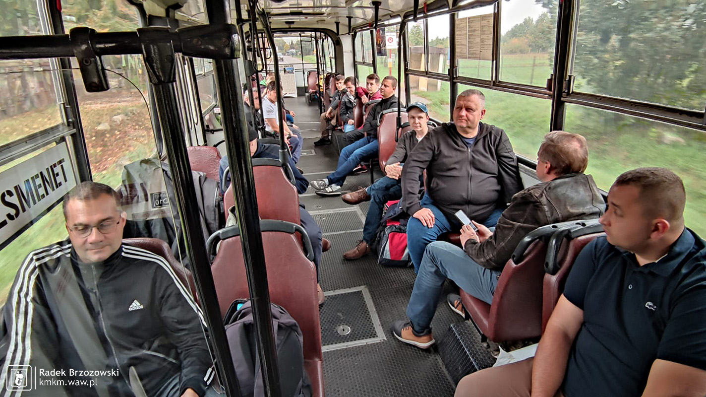 Pasażerowie przegubowego autobusu w drodze do Bielska-Białej