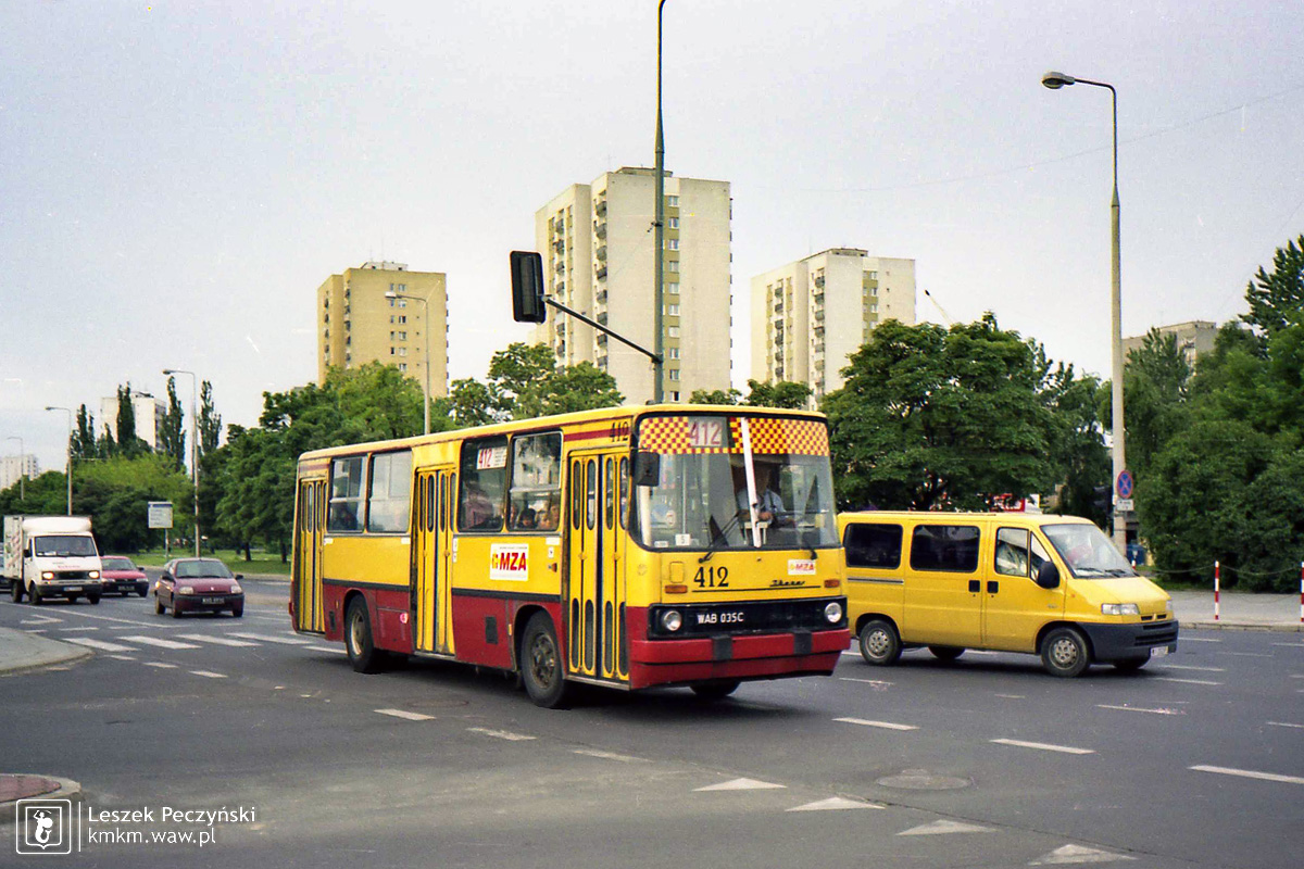 żółto-czerwony Ikarus 260.04 nr 412 na linii 412