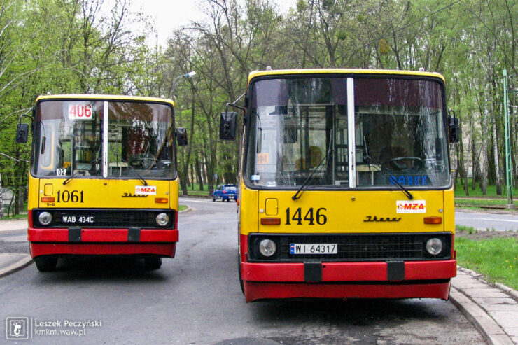 żółto-czerwone Ikarusy 260.04 nr 1446 i 1061