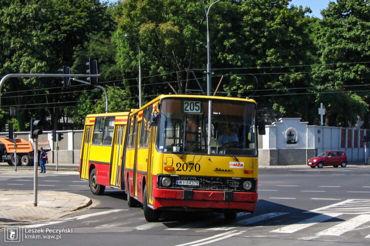 żółto-czerwony Ikarus 280.26 nr 2070 na linii zastępczej 205