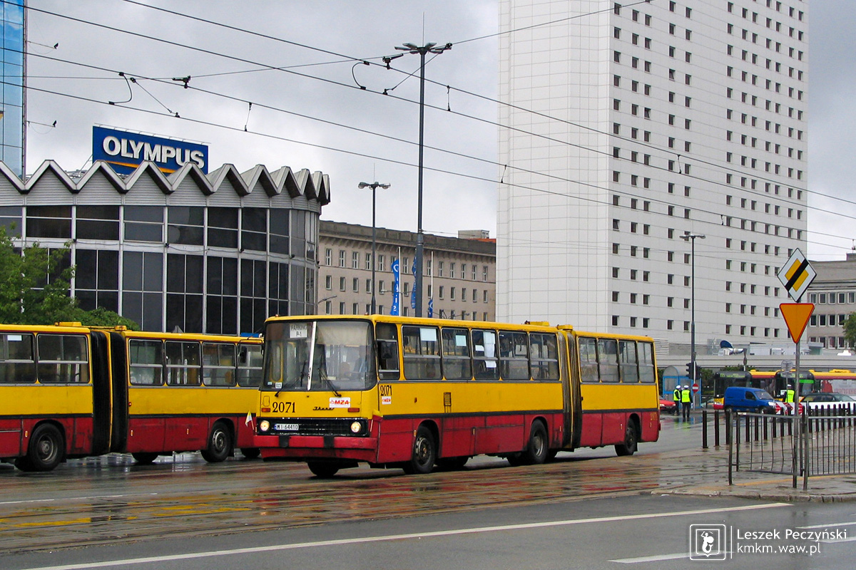 żółto-czerwony Ikarus 280.26 nr 2071 na linii specjalnej P-1