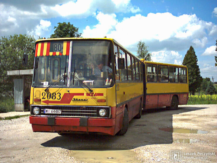 żółto-czerwony Ikarus 280.26 nr 2083 na linii 804