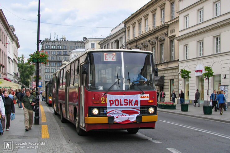 kremowo-czerwony Ikarus 280.26 nr 2092 na linii E-2, z flagą piłkarską rozwieszoną na przodzie