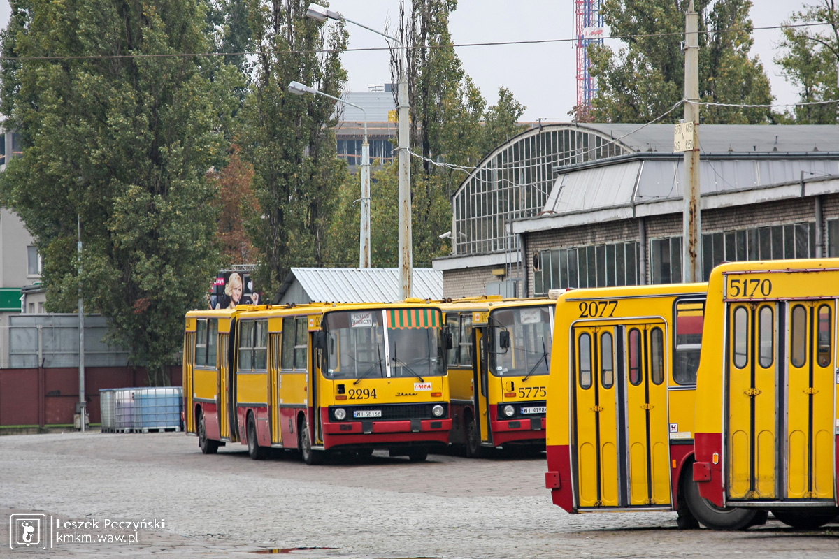 żółto-czerwone ikarusy w zajezdni przy ulicy Woronicza