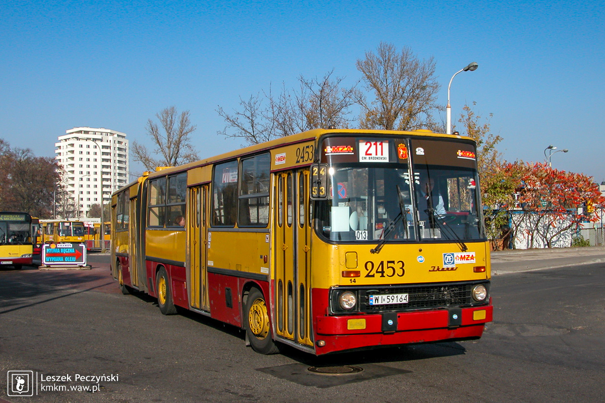 żółto-czerwony Ikarus 280.26 nr 2453 na linii cmentarnej 211