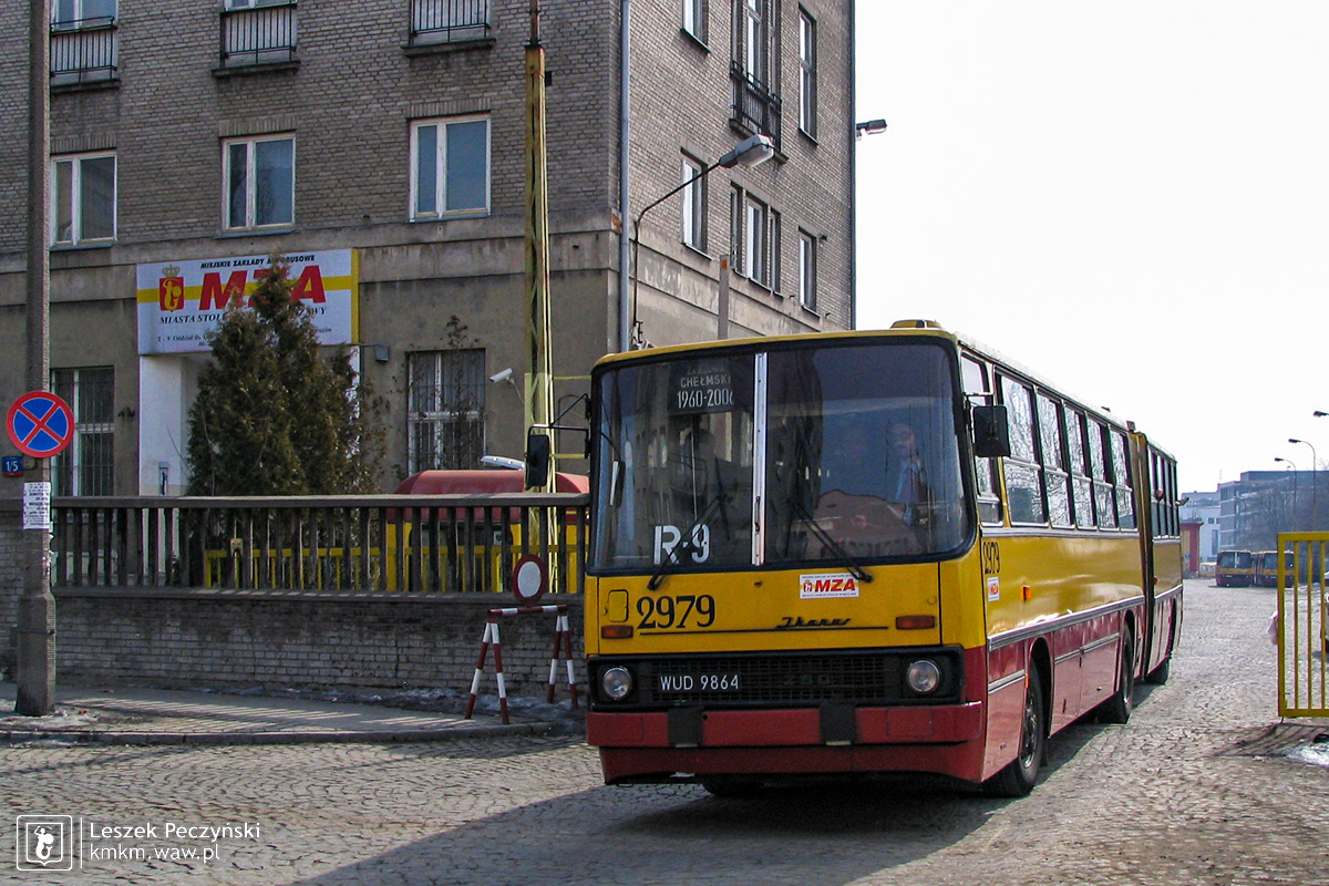 żółto-czerwony Ikarus 280.26 nr 2979 podczas pożegnania zajezdni Chełmska
