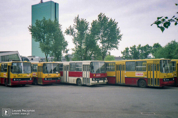 kremowo-czerwono-kremowy Ikarus 280.26 nr 9009 w zajezdni przy ul. Inflanckiej