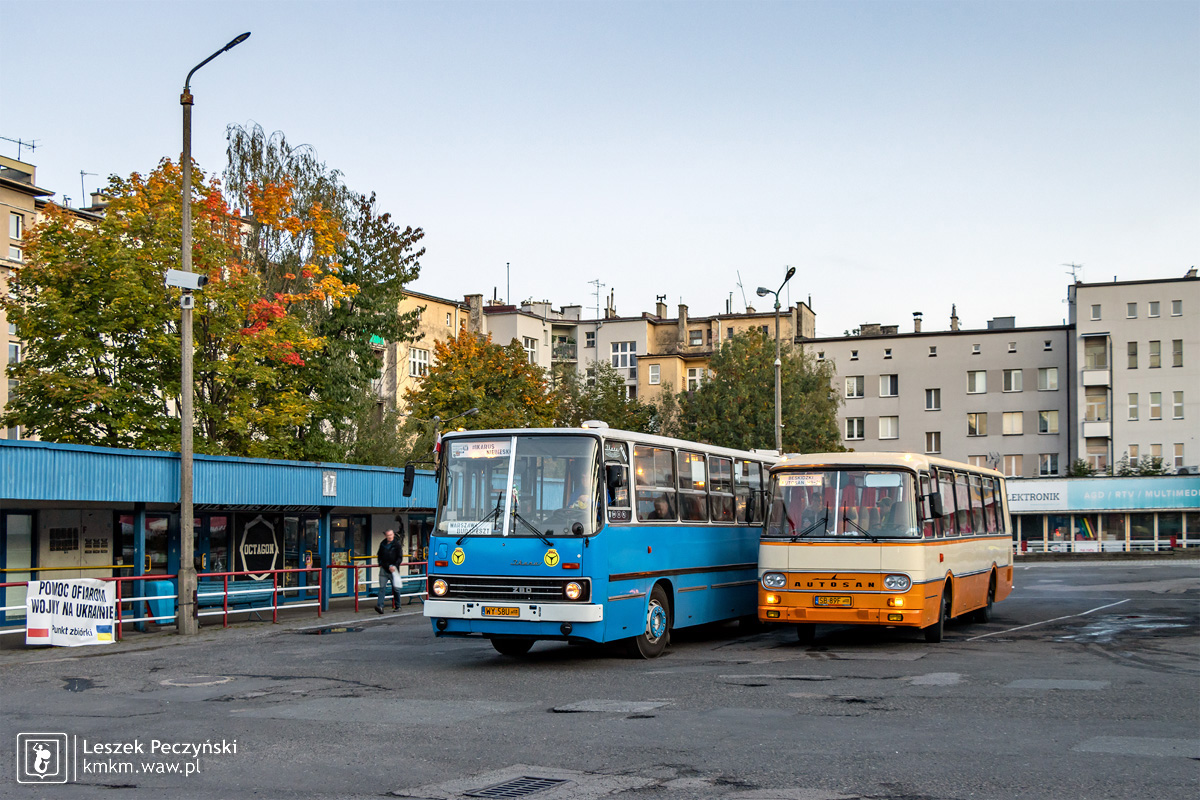 Niebieski Ikarus 280.02 pozuje do zdjęcia z beskidzkim autosanem H9-21 na Bielskim dworcu PKS