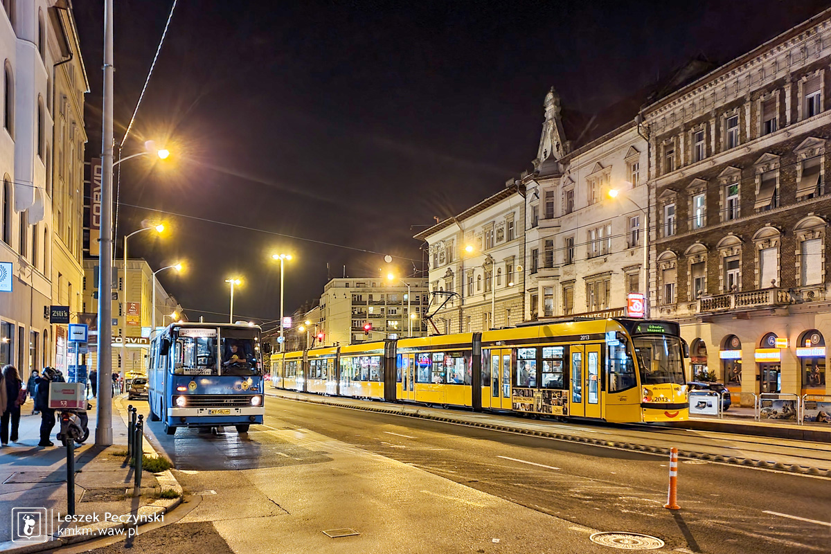 Niebieski Ikarus 280.02 obok 54-metrowego tramwaju Combino