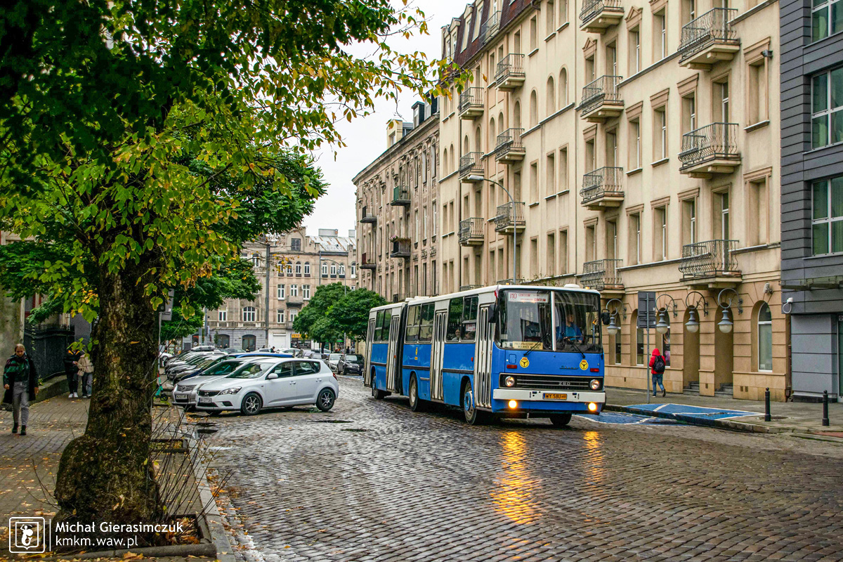 niebieski ikarus z oznaczeniami PKS podąża brukiem ulicy Kłopotowskiego