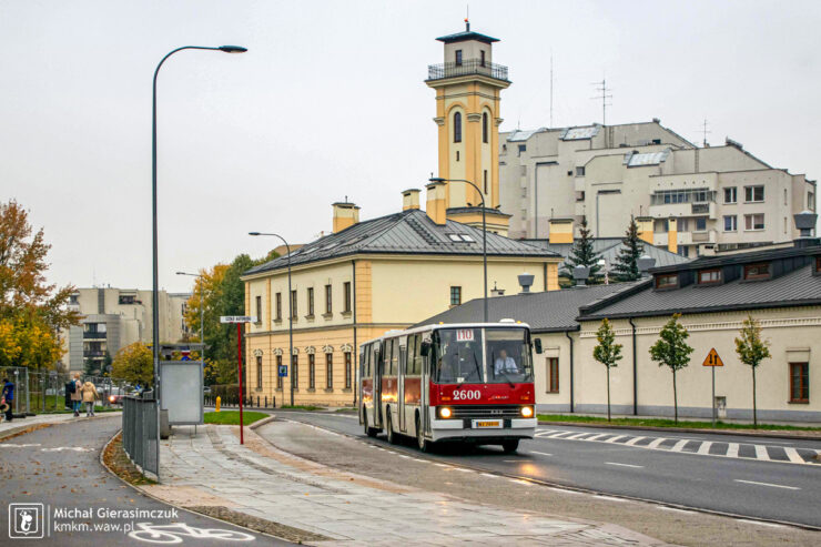 Biało-czerwony przegubowiec podąża ulicą Jagiellońską
