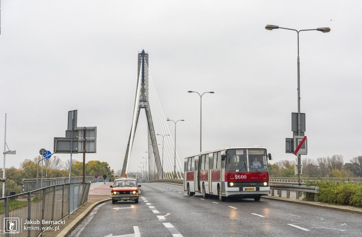 Ikarus nr 2600 zjechał z mostu Świętokrzyskiego i mija fiata 125p nadzoru ruchu