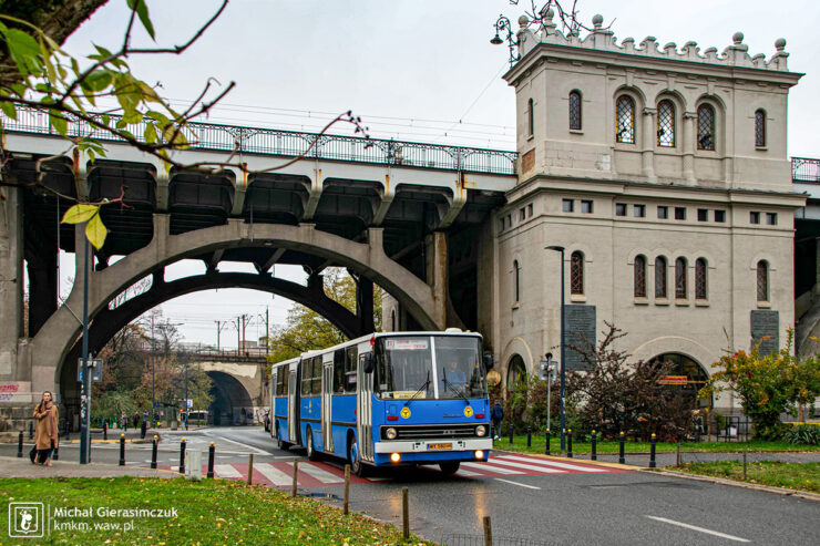 Ikarus w barwach PKS przejechał pod wiaduktem mostu Poniatowskiego