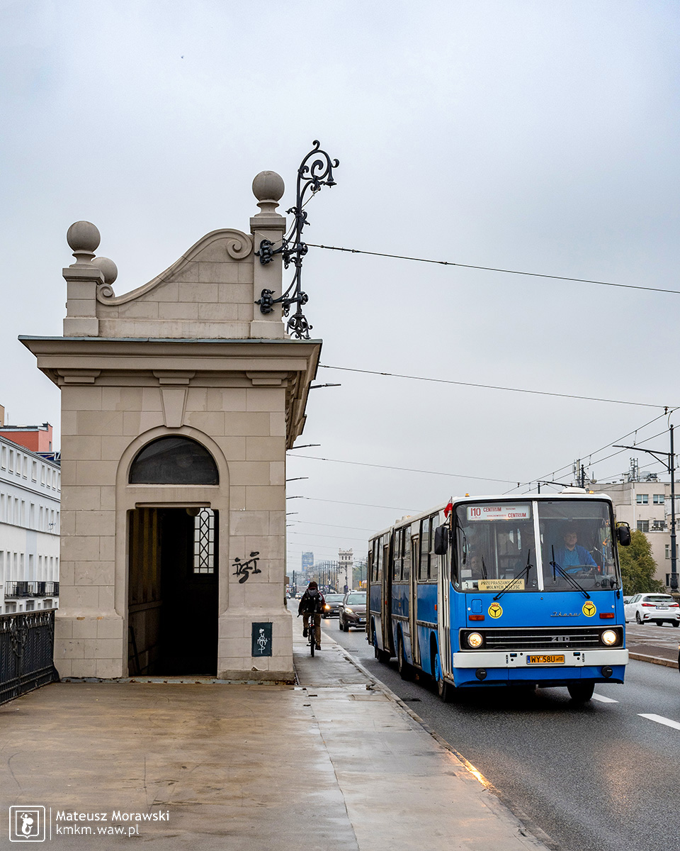 Ikarus PKS pędzi mostem Poniatowskiego