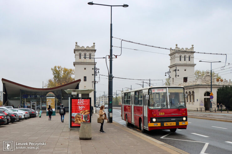 Ikarus 260 nr 289 minął wieżyczki mostu Poniatowskiego i kasę przystanku kolejowego Warszawa Powiśle