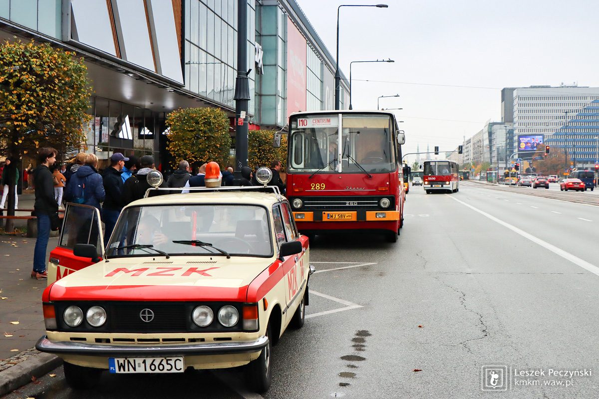 Fiat 125p nadzoru ruchu pilnujący kursowania autobusów linii I10. W tle widać tłumnie oczekujących pasażerów