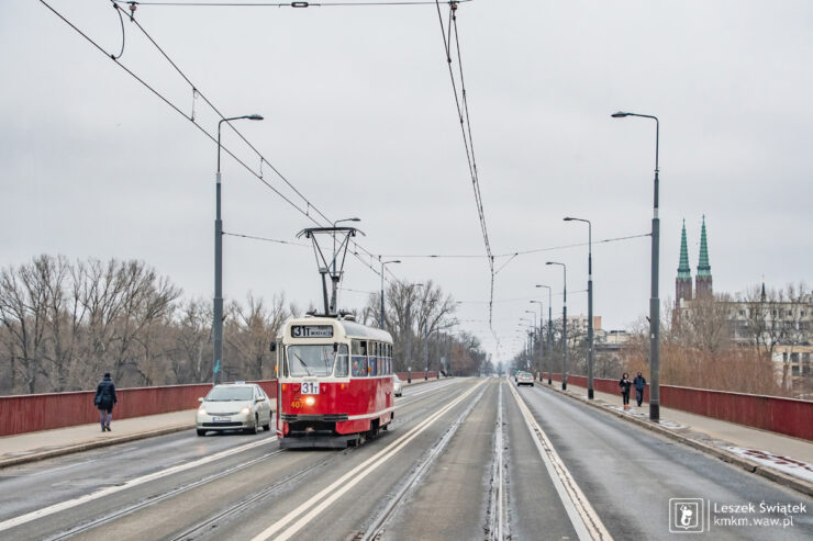 Czerwona "parówka" mknie mostem Śląsko-Dąbrowskim