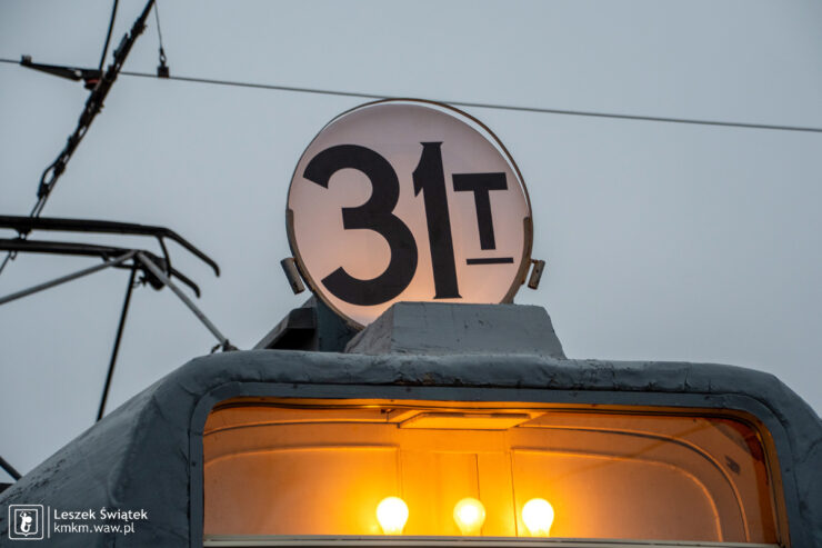 okrągła tablica linii 31T na dachu tramwaju typu K