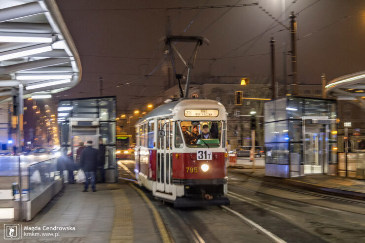 Dynamiczne ujęcie tramwaju 13N wjeżdżającego na przystanek przy Metrze Ratusz-Arsenał
