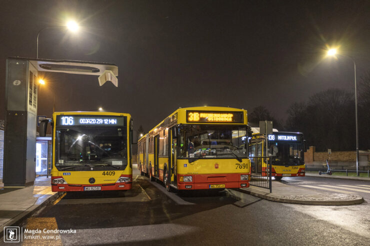 Przegubowy jelcz czeka na odjazd na najnowszej pętli autobusowej w Warszawie - Ostroroga