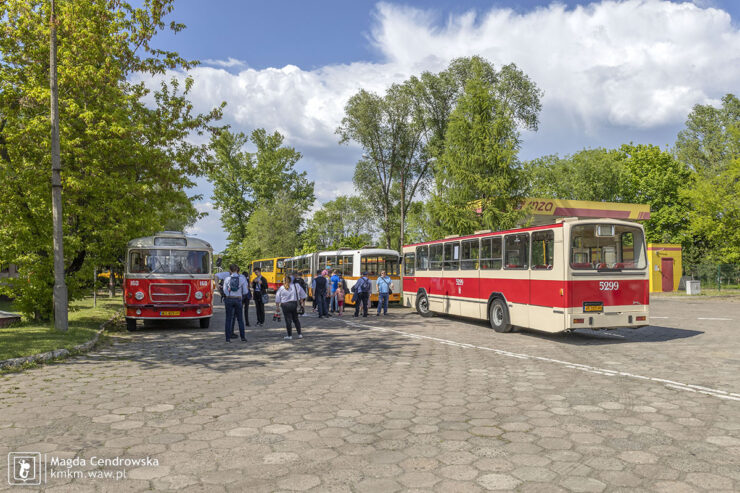 Autobusy i klubowicze przed wyjazdem z zajezdni przy ul. Włościańskiej