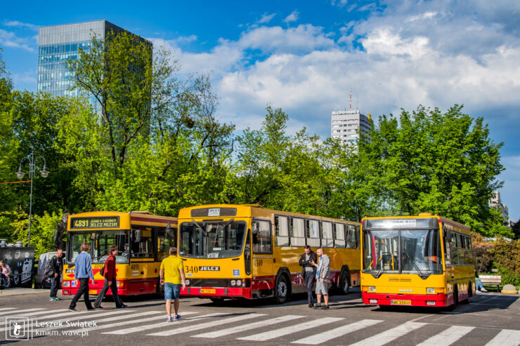 żółto-czerwone autobusy na placu pod Pałacem kultury