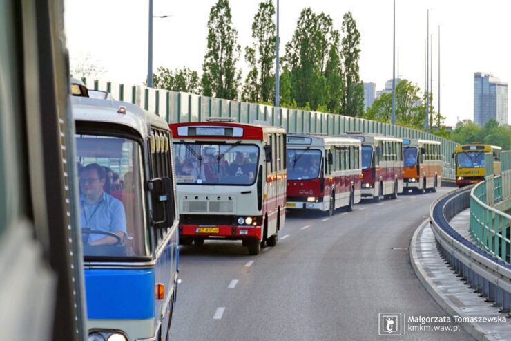 zabytkowe autobusy przejeżdżają nad rondem Starzyńskiego